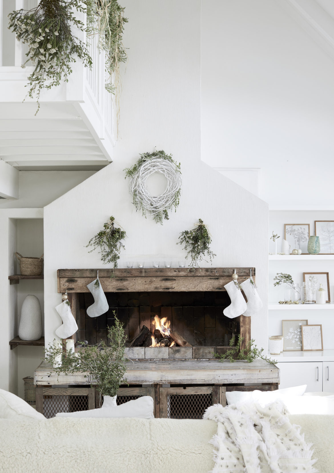 https://oledecor.com/wp-content/uploads/2021/10/Bureaux_Christmas_WhiteFynbos_1-1-1170x1655.jpg